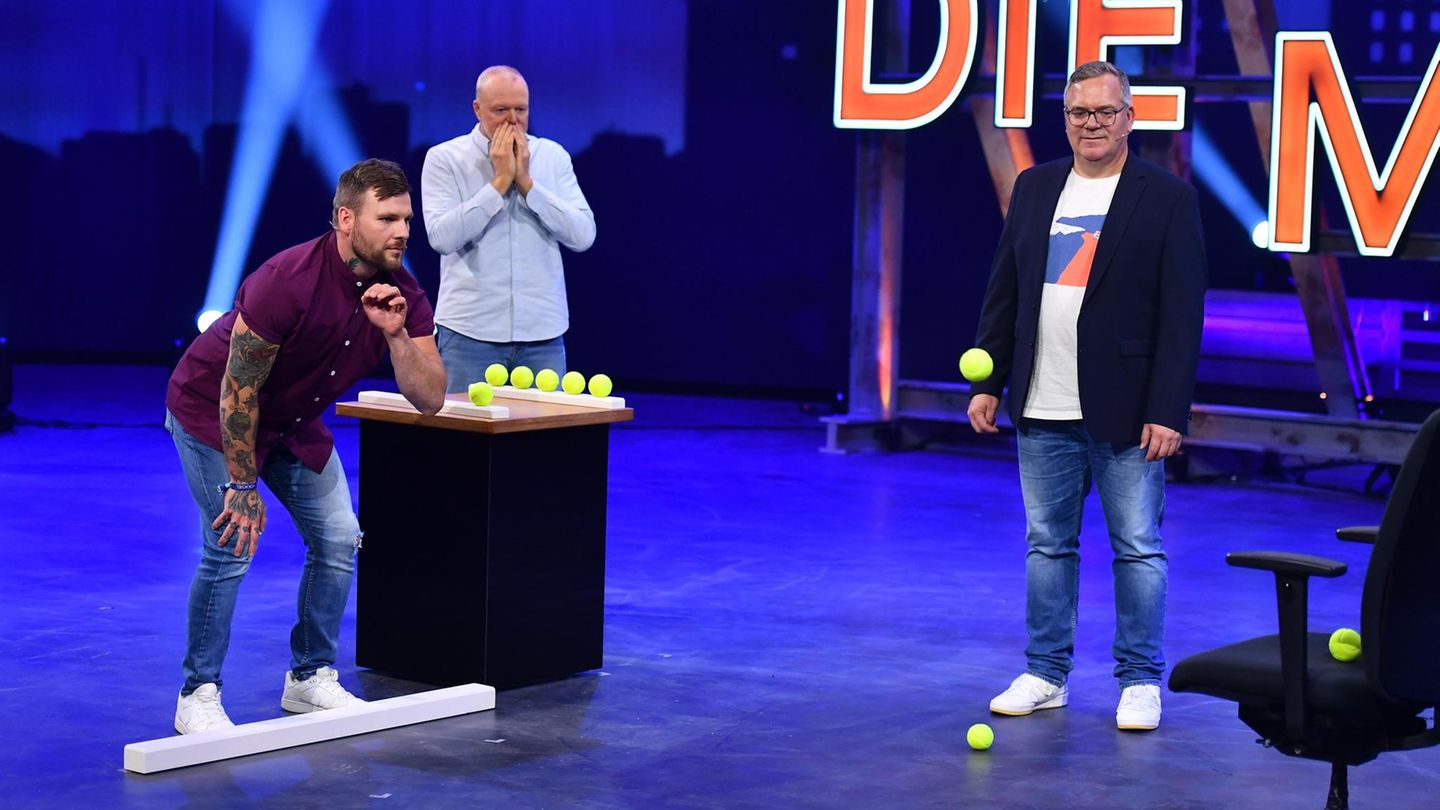 RTL+: Kandidat Oliver Buse (l.) musste versuchen, mehr Tennisbälle auf einen Bürostuhl zu werfen als Raab. Wer nun an "Schlag den Raab" denkt, liegt nicht ganz falsch – inklusive Raabs Nachfragen zum Regelwerk. Mit dem Abgesang "Glaub' nicht, dass ich dich hier schon', denn du gewinnst hier nicht die Million!" schickte Raab den 31-jährigen letztendlich nach Hause Kandidat Oliver Buse (l.) musste versuchen, mehr Tennisbälle auf einen Bürostuhl zu werfen als Raab. Wer nun an "Schlag den Raab" denkt, liegt nicht ganz falsch – inklusive Raabs Nachfragen zum Regelwerk. Mit dem Abgesang "Glaub' nicht, dass ich dich hier schon', denn du gewinnst hier nicht die Million!" schickte Raab den 31-jährigen letztendlich nach Hause