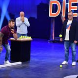 Kandidat Oliver Buse (l.) musste versuchen, mehr Tennisbälle auf einen Bürostuhl zu werfen als Raab. Wer nun an "Schlag den Raab" denkt, liegt nicht ganz falsch – inklusive Raabs Nachfragen zum Regelwerk. Mit dem Abgesang "Glaub' nicht, dass ich dich hier schon', denn du gewinnst hier nicht die Million!" schickte Raab den 31-jährigen letztendlich nach Hause