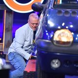 Was Stefan Raab beim Reifenwechseln von sich gibt, erinnert Moderator Elton an "Geräusche, die man aus dem Hotelzimmer nebenan kennt". Der Kandidat, gegen den Raab antritt, spielt kommende Woche weiter