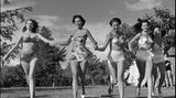 Als Kind war Sophia extrem schüchtern und so dünn, dass andere Kinder sie Zahnstocher nannten. Doch schon mit 15, im Jahr 1950, trat sie bei der Wahl zur Miss Italien an. Loren (dritte von links) wurde der Titel vorenthalten, weil ihr Auftreten zu "provokativ" war. Maria Bugliari gewann den Titel "Miss Italien", Loren wurde mit "Miss Eleganza 1950" abgefunden