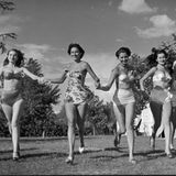 Als Kind war Sophia extrem schüchtern und so dünn, dass andere Kinder sie Zahnstocher nannten. Doch schon mit 15, im Jahr 1950, trat sie bei der Wahl zur Miss Italien an. Loren (dritte von links) wurde der Titel vorenthalten, weil ihr Auftreten zu "provokativ" war. Maria Bugliari gewann den Titel "Miss Italien", Loren wurde mit "Miss Eleganza 1950" abgefunden