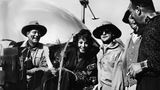 Nahtod: Als sie mit John Wayne und Rossano Brazzi "Legend of the Lost" drehte, wohnte Loren in einem kleinen Hotel mit Gasherd. Sie wachte nachts mit starken Kopfschmerzen auf, war verwirrt und hatte das Gefühl, ohnmächtig zu werden. Loren wusste es zu diesem Zeitpunkt noch nicht, aber sie erstickte fast an den Dämpfen des Gasherds. "Ich schaffte es, auf Knien zur Tür zu kriechen und sie zu öffnen, aber dann brach ich zusammen."