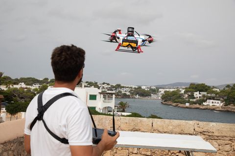 Eine Drohne kreist über der Küste von Cala d'Or auf Mallorca. Sie soll Badeurlaube sicherer machen