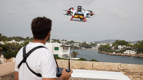 Eine Drohne kreist über der Küste von Cala d'Or auf Mallorca. Sie soll Badeurlaube sicherer machen