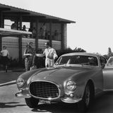 In den 1960ern war Sophia Loren die Diva schlechthin. Doch sie wuchs unter sehr harten Bedingungen auf. Ihren ersten Gehaltsscheck gab sie für ihre Schwester aus und kaufte dem Vater die Rechte an ihrem väterlichen Nachnamen ab, um sie vom Makel der unehelichen Geburt zu reinigen. "Mit einem Anwalt tat ich alles, was ich konnte, um den Nachnamen für meine Schwester zu kaufen."