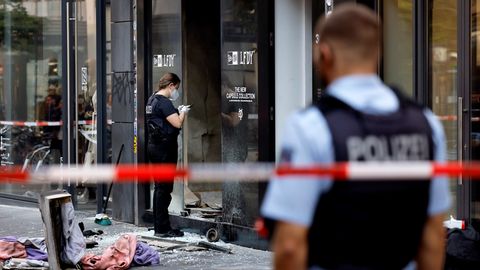 Köln: Trümmer liegen auf der Straße nach einer Explosion in der Innenstadt