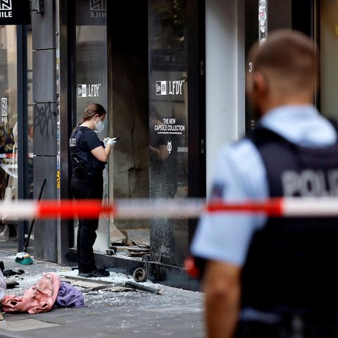 Köln: Trümmer liegen auf der Straße nach einer Explosion in der Innenstadt