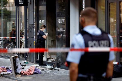 Köln: Trümmer liegen auf der Straße nach einer Explosion in der Innenstadt