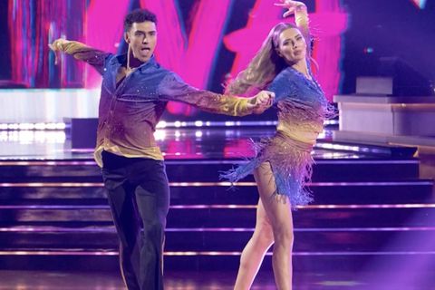 2019 wurde Anna Sorokin wegen Betruges verurteilt. Nun nimmt sie an der US-Version von "Let's Dance" teil - und zwar mit passend dekorierter Fußfessel. Ihr Comeback ist umstritten.