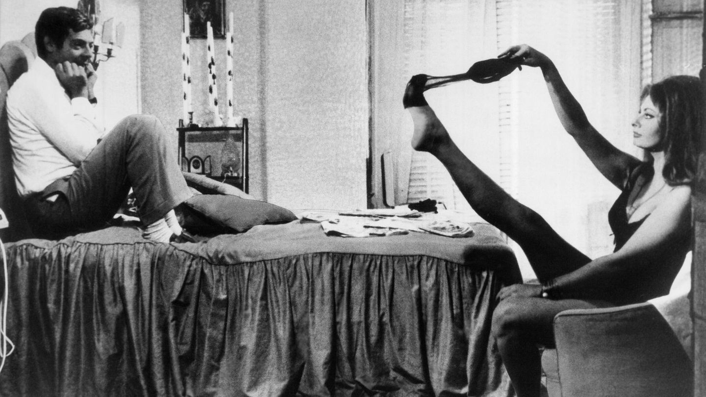 Die Loren trat in aufwendigen Historienschinken wie "El Cid" (1961) und "Der Untergang des Römischen Reiches" (1964) auf. Ihren Ruf als exzellente Schauspielerin begründeten die neorealistischen Filme von Vittorio De Sica – wie "Zwei Frauen" (1960), für den sie einen Oscar gewann, und "Gestern, heute und morgen" (1963) mit Marcello Mastroianni