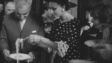 "Alles, was Sie sehen, verdanke ich Spaghetti" – keine Schauspielerin wurde häufiger mit Essen fotografiert als Sophia Loren. Gern erzählt sie eine Geschichte mit Audrey Hepburn. Hepburn servierte "ein Blatt Salat, eine Rolle Frischkäse, garniert mit einem Hauch Himbeerkompott. Auf dem Teller daneben ein knuspriges Brötchen in mundgerechter Größe." Loren dachte, dass dies die Vorspeise war, doch es war das ganze Abendessen. "Ich starb vor Hunger, und sobald wir nach Hause gingen, machte ich mir ein Sandwich."