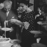 "Alles, was Sie sehen, verdanke ich Spaghetti" – keine Schauspielerin wurde häufiger mit Essen fotografiert als Sophia Loren. Gern erzählt sie eine Geschichte mit Audrey Hepburn. Hepburn servierte "ein Blatt Salat, eine Rolle Frischkäse, garniert mit einem Hauch Himbeerkompott. Auf dem Teller daneben ein knuspriges Brötchen in mundgerechter Größe." Loren dachte, dass dies die Vorspeise war, doch es war das ganze Abendessen. "Ich starb vor Hunger, und sobald wir nach Hause gingen, machte ich mir ein Sandwich."