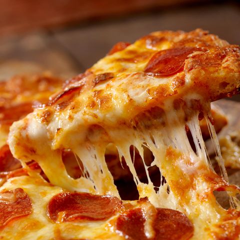 Detailfoto einer Tiefkühlpizza mit zerlaufendem Käse
