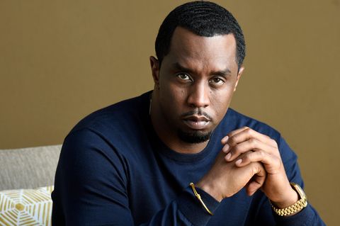 P. Diddy sitzend im blauen Pullover