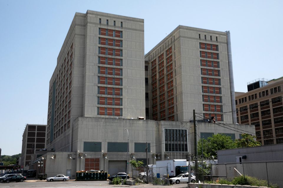 Ein sandfarbener Klotz: das Metropolitan Detention Center in Brooklyn