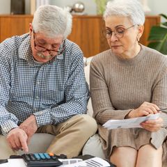 Älteres Paar rechnet seine Finanzen durch