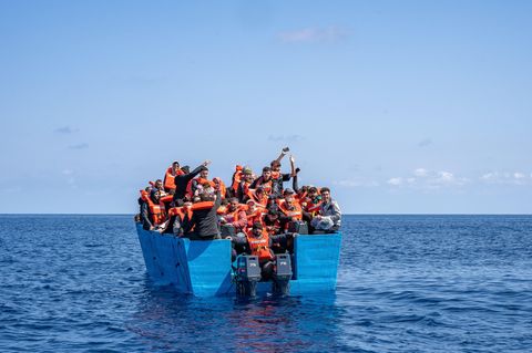 Geflüchtete in einem hölzernen Boot auf dem Mittelmeer, März 2024