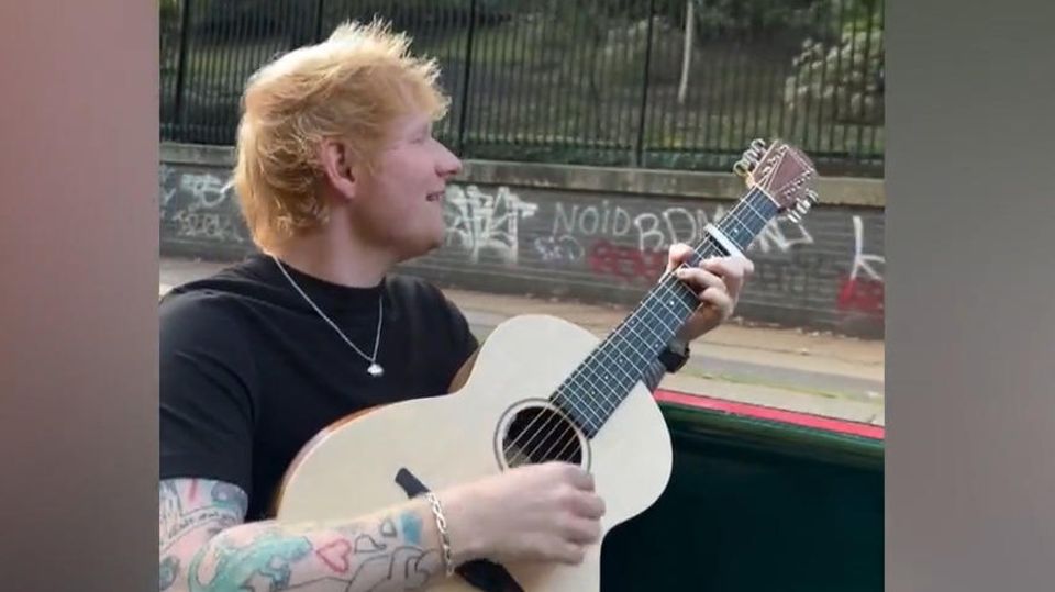 Eine junge Frau begegnet dem Sänger überraschend bei Joggen am Kanal. Von seinem Boot aus singt Ed Sheeran das Lieblingslied der Joggerin und macht sie damit ziemlich glücklich.