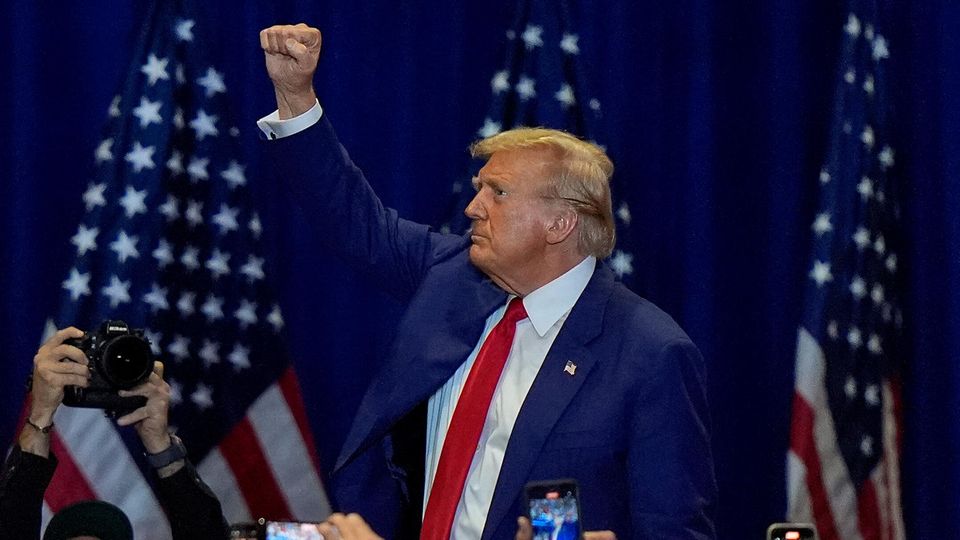 Bei seinem Auftritt in seinem Heimatstaat New York, vergleicht Donald Trump sich mit dem "King of Rock'n'Roll" Elvis Presley. Grund dafür? Niemand könne Massen so anlocken wie er.