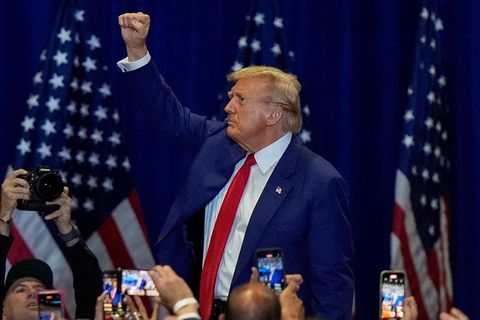 Bei seinem Auftritt in seinem Heimatstaat New York, vergleicht Donald Trump sich mit dem "King of Rock'n'Roll" Elvis Presley. Grund dafür? Niemand könne Massen so anlocken wie er.