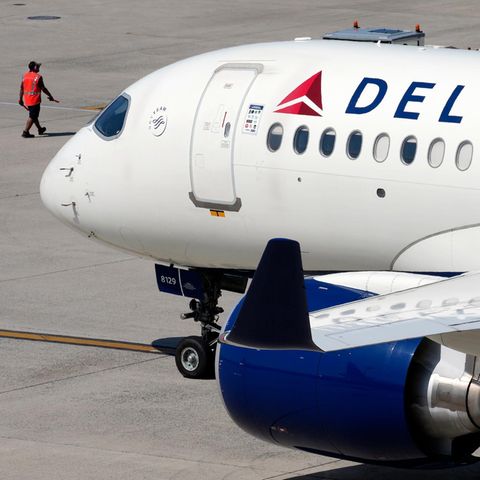 Ein Flugzeug von Delta Airlines