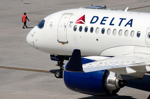 Ein Flugzeug von Delta Airlines