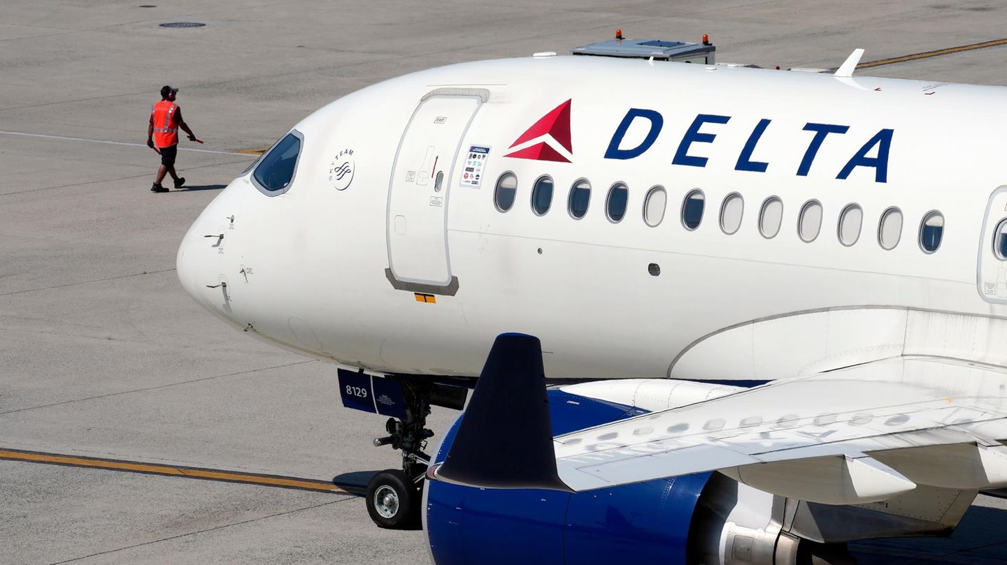 Ein Flugzeug von Delta Airlines