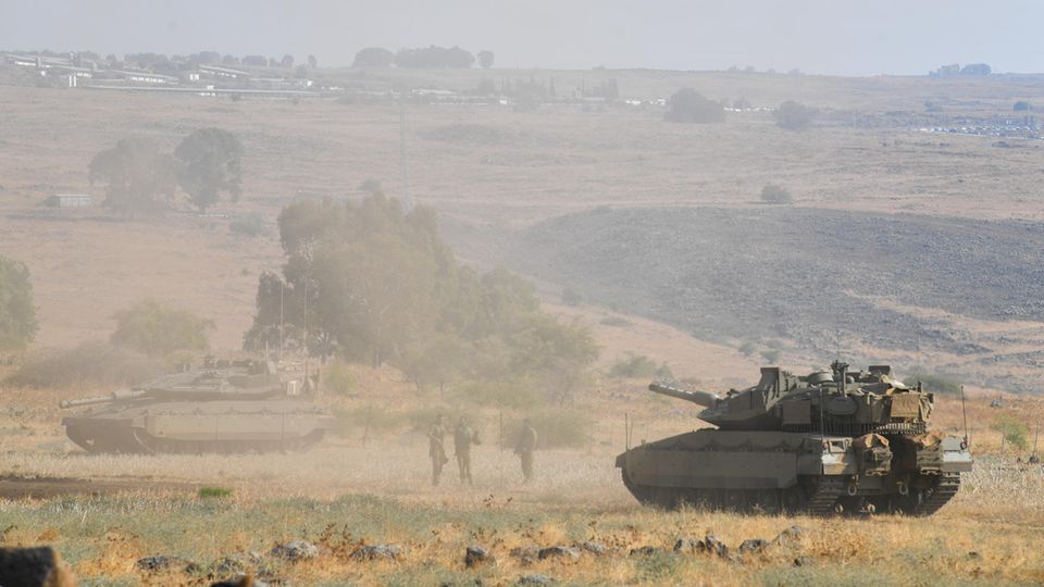 Israelische Panzer an der Grenze zum Libanon