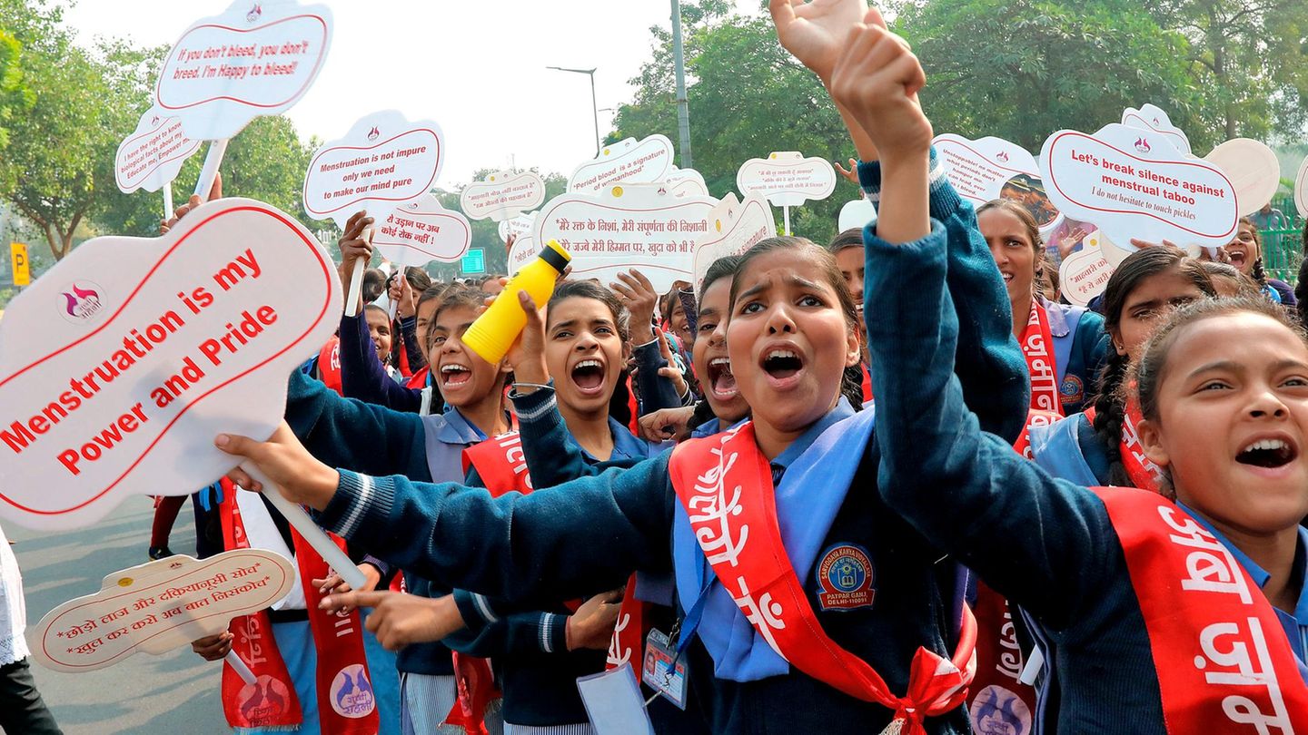 Kinderrechte: Mädchen in Neu Delhi demonstrieren für Mentruationshygiene