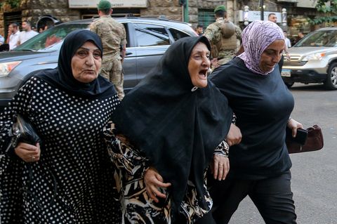 Drei trauernde Frauen kommen zum Krankenhaus der American University in Beirut, Libanon