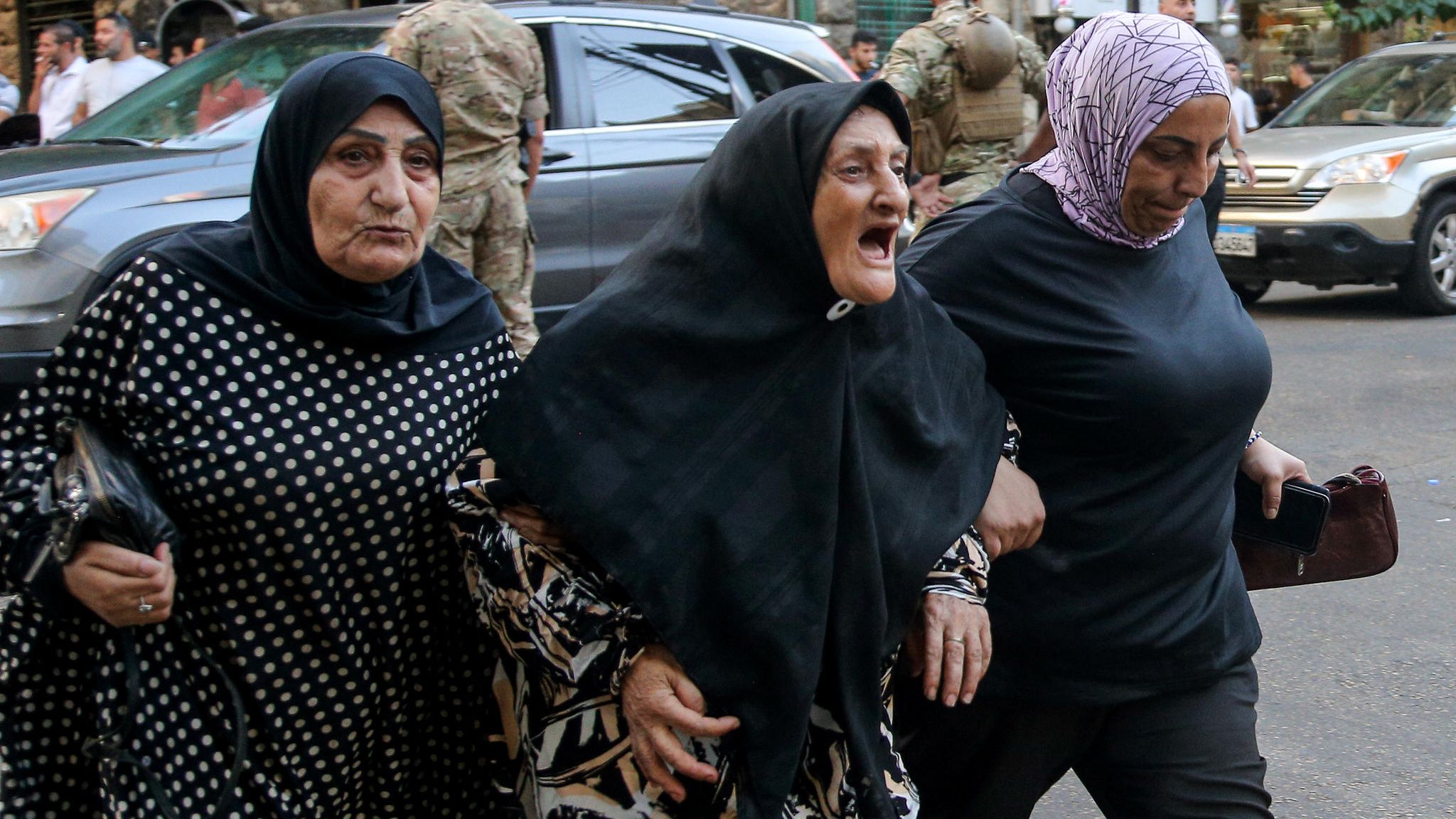 Drei trauernde Frauen kommen zum Krankenhaus der American University in Beirut, Libanon