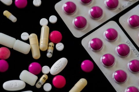 Verschiedene Pillen und Tabletten