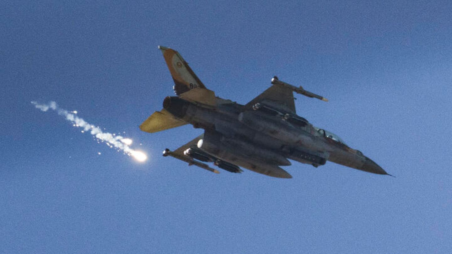 Nach Explosionswellen: Israel fliegt massive Luftangriffe im Libanon