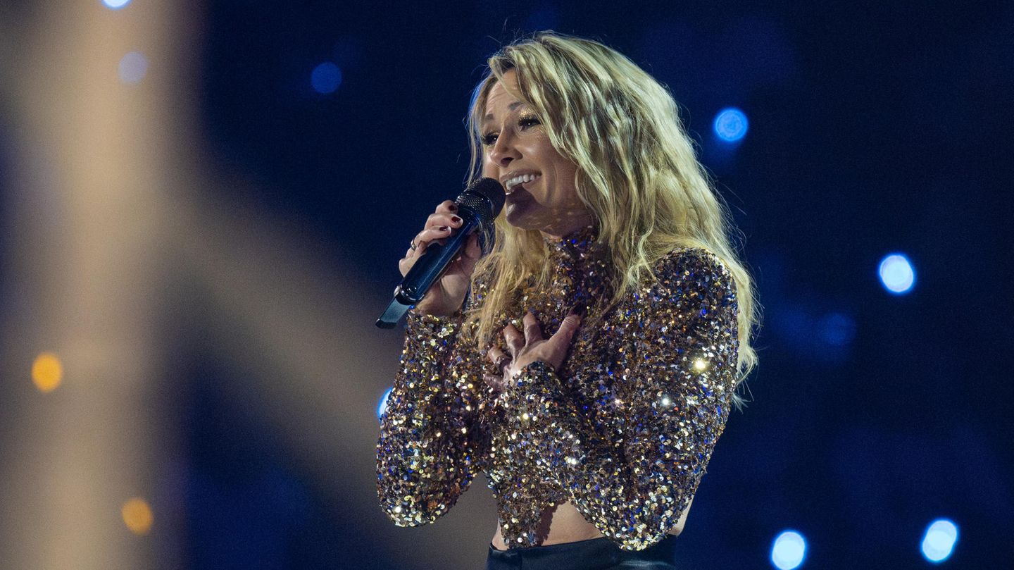 Helene Fischer auf der Bühne im Glitzeroutfit