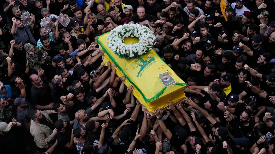 Investigations have been ongoing since the pager explosions in Lebanon. Anger is growing, and Israeli Defense Minister Gallant is also talking about a "new phase of the war."