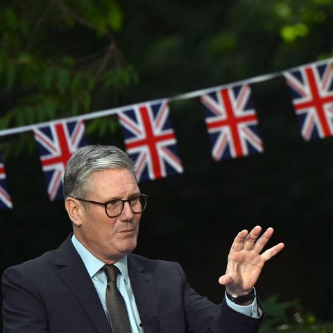 Labor Prime Minister Keir Strander in a speech before Union Jack Flaggen