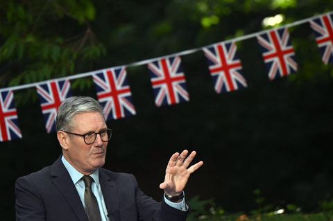 Labour-Premier Keir Starmer bei einer Rede vor Union Jack Flaggen
