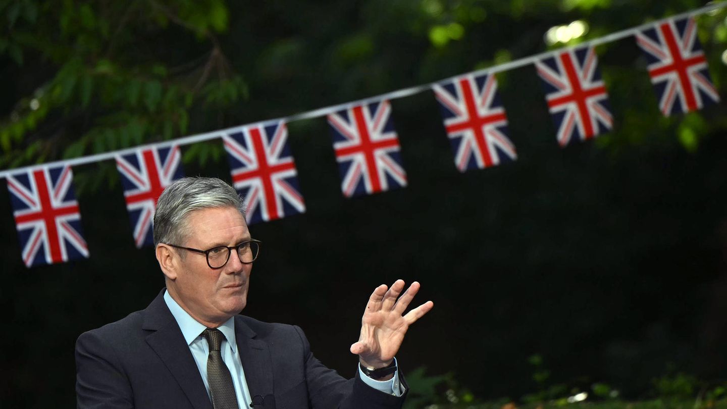 Labour-Premier Keir Starmer bei einer Rede vor Union Jack Flaggen Labour-Premier Keir Starmer bei einer Rede vor Union Jack Flaggen