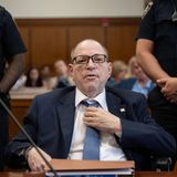 Im Prozess gegen den Ex-Filmproduzenten Harvey Weinstein ging es vor allem um zwei Vorwürfe: Er soll 2006 die Produktionsassistentin Mimi Haleyi zum Oralsex gezwungen und die heutige Friseurin Jessica Mann 2013 vergewaltigt haben. Weitere Frauen warfen ihm ähnliche sexuelle Übergriffe vor. 2020 wurde Weinstein zu 23 Jahren Haft verurteilt. Aktuell wird der Fall aber neu aufgerollt – wegen Verfahrensfehlern