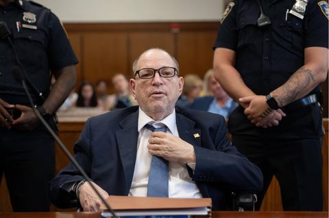 Im Prozess gegen den Ex-Filmproduzenten Harvey Weinstein ging es vor allem um zwei Vorwürfe: Er soll 2006 die Produktionsassistentin Mimi Haleyi zum Oralsex gezwungen und die heutige Friseurin Jessica Mann 2013 vergewaltigt haben. Weitere Frauen warfen ihm ähnliche sexuelle Übergriffe vor. 2020 wurde Weinstein zu 23 Jahren Haft verurteilt. Aktuell wird der Fall aber neu aufgerollt – wegen Verfahrensfehlern