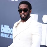 Er ist der neuste Zugang des "Metropolitan Detention Center": P. Diddy. Der Rapper wurde Mitte September dieses Jahres verhaftet, die Anklage lautet Sexhandel und Erpressung. Er soll Frauen bei zahlreichen Gelegenheiten geschlagen, gezerrt, mit Gegenständen beworfen und getreten haben. Ihm drohen mindestens 15 Jahre Haft. Der Rapper beteuert seine Unschuld