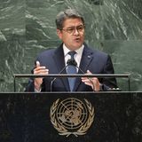 Es klingt wie der Plot eines Hollywood-Films: Juan Orlando Hernández Alvarado, bis 2022 Präsident Honduras, soll sein Land wie einen "Drogenstaat" geführt haben. In ihrer Anklageschrift beschuldigen ihn die US-Staatsanwälte, "mit einigen der produktivsten Drogenhändler der Welt zusammenzuarbeiten, um ein korruptes und brutal gewalttätiges Imperium aufzubauen, das auf dem illegalen Handel mit Tonnen Kokain in die Vereinigten Staaten basiert". Nicht sehr präsidial. Alvarado sitzt eine Haftstrafe von 45 Jahren ab