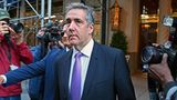 Er war bekannt vor allem an der Seite von Ex- und vielleicht-bald-wieder-Präsident Donald Trump; der Jurist galt lange als dessen engster Vertrauter. Im Dezember 2018 wurde Cohen unter anderem wegen Steuerhinterziehung und Falschaussagen zu einer Freiheitsstrafe von drei Jahren verurteilt. Seitdem ist viel passiert. So hat Cohen seinen einstigen Freund Donald Trump mittlerweile schwer belastet. Vor Gericht legte er detailliert dar, wie er mit Trumps Segen Schweigegeld bezahlte