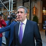 Er war bekannt vor allem an der Seite von Ex- und vielleicht-bald-wieder-Präsident Donald Trump; der Jurist galt lange als dessen engster Vertrauter. Im Dezember 2018 wurde Cohen unter anderem wegen Steuerhinterziehung und Falschaussagen zu einer Freiheitsstrafe von drei Jahren verurteilt. Seitdem ist viel passiert. So hat Cohen seinen einstigen Freund Donald Trump mittlerweile schwer belastet. Vor Gericht legte er detailliert dar, wie er mit Trumps Segen Schweigegeld bezahlte