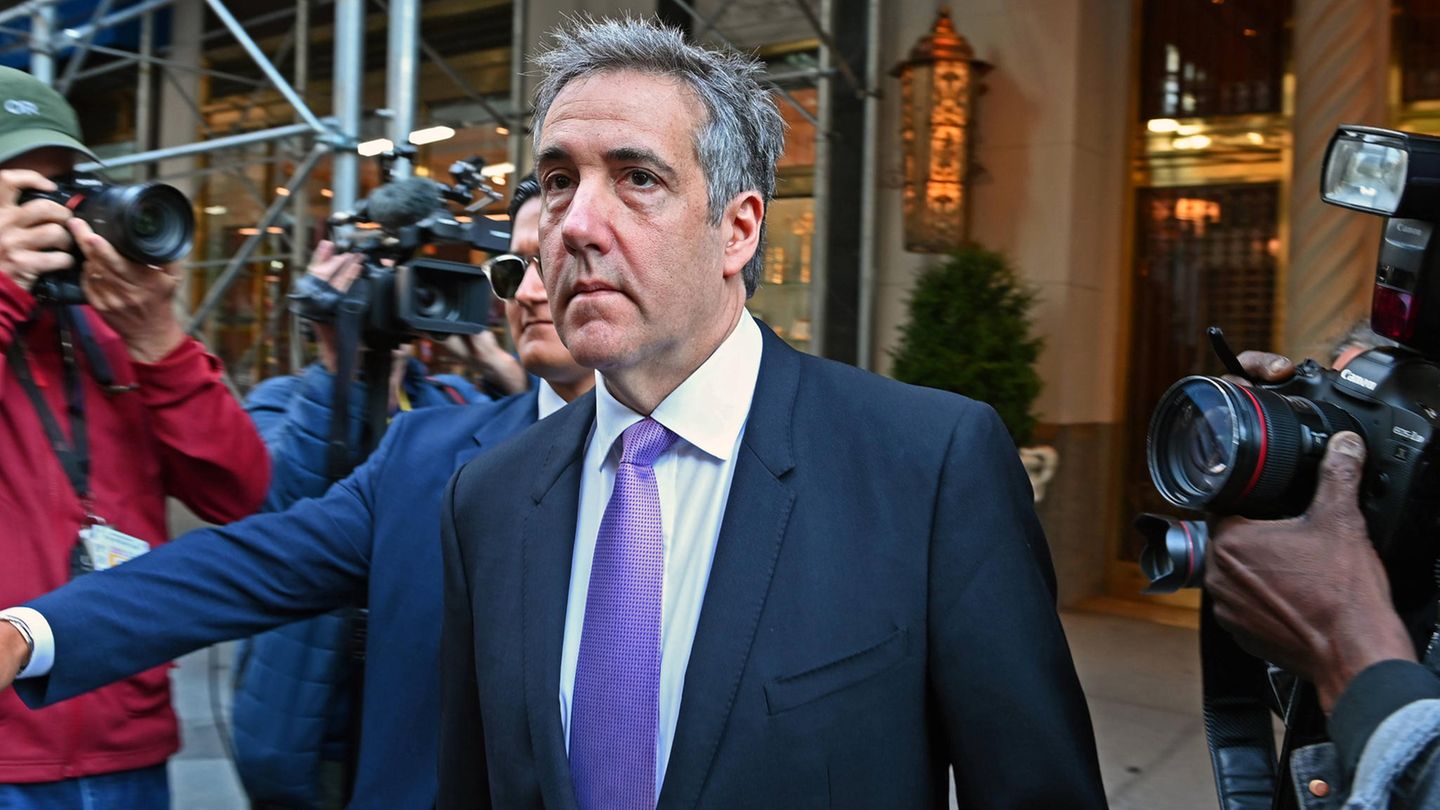 Er war bekannt vor allem an der Seite von Ex- und vielleicht-bald-wieder-Präsident Donald Trump; der Jurist galt lange als dessen engster Vertrauter. Im Dezember 2018 wurde Cohen unter anderem wegen Steuerhinterziehung und Falschaussagen zu einer Freiheitsstrafe von drei Jahren verurteilt. Seitdem ist viel passiert. So hat Cohen seinen einstigen Freund Donald Trump mittlerweile schwer belastet. Vor Gericht legte er detailliert dar, wie er mit Trumps Segen Schweigegeld bezahlte