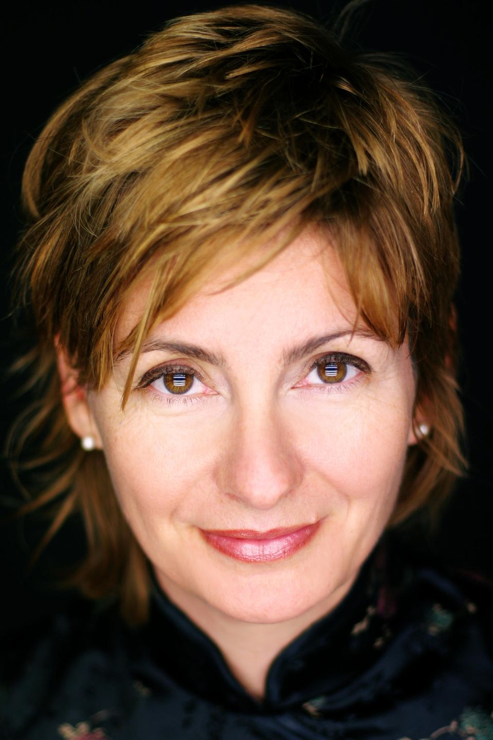 Die Buchatorin Eva Ries mit braunen, halb langen Haaren