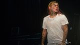 Daniel Hernandez, besser bekannt als umstrittener Rapper Tekashi 6ix9ine, war an mehreren Überfällen mit Schusswaffeneinsatz am Times Square in Manhattan und in Brooklyn beteiligt. Ein Gericht verurteilte ihn wegen Erpressung und Schusswaffendelikten. Aus Sicherheitsgründen wurde er zwischenzeitlich in eine andere Einrichtung verlegt und 2020 in häusliche Haft entlassen. Gegner werfen dem Rapper "snitching" vor, also eine Zusammenarbeit mit der Polizei