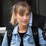 Schauspielerin und "Smallville"-Darstellerin Allison Mack wurde im Jahr 2021 unter anderem wegen Menschenhandels zu drei Jahren Haft verurteilt. Sie gestand, dem Anführer einer Sex-Sekte Frauen für sexuelle Handlungen zugeführt zu haben. Mittlerweile ist Allison Mack wieder frei – auch, weil sie mit den Behörden kooperierte