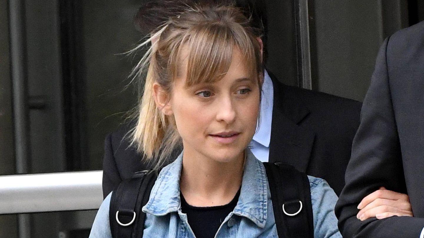 Allison Mack Schauspielerin und "Smallville"-Darstellerin Allison Mack wurde im Jahr 2021 unter anderem wegen Menschenhandels zu drei Jahren Haft verurteilt. Sie gestand, dem Anführer einer Sex-Sekte Frauen für sexuelle Handlungen zugeführt zu haben. Mittlerweile ist Allison Mack wieder frei – auch, weil sie mit den Behörden kooperierte