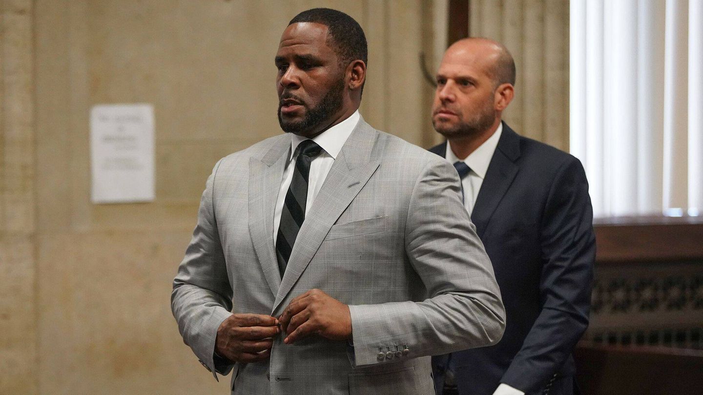 R. Kelly Er war einer der bekanntesten Insassen des "Metropolitan Detention Center": der US-Sänger R. Kelly wurde 2022 unter anderem von einer Jury schuldig gesprochen, Sex mit Minderjährigen gehabt und Kinderpornografie angefertigt zu haben. Er wurde zu jahrzehntelanger Haft verurteilt, die er mittlerweile in einem Gefängnis in North Carolina verbüßt